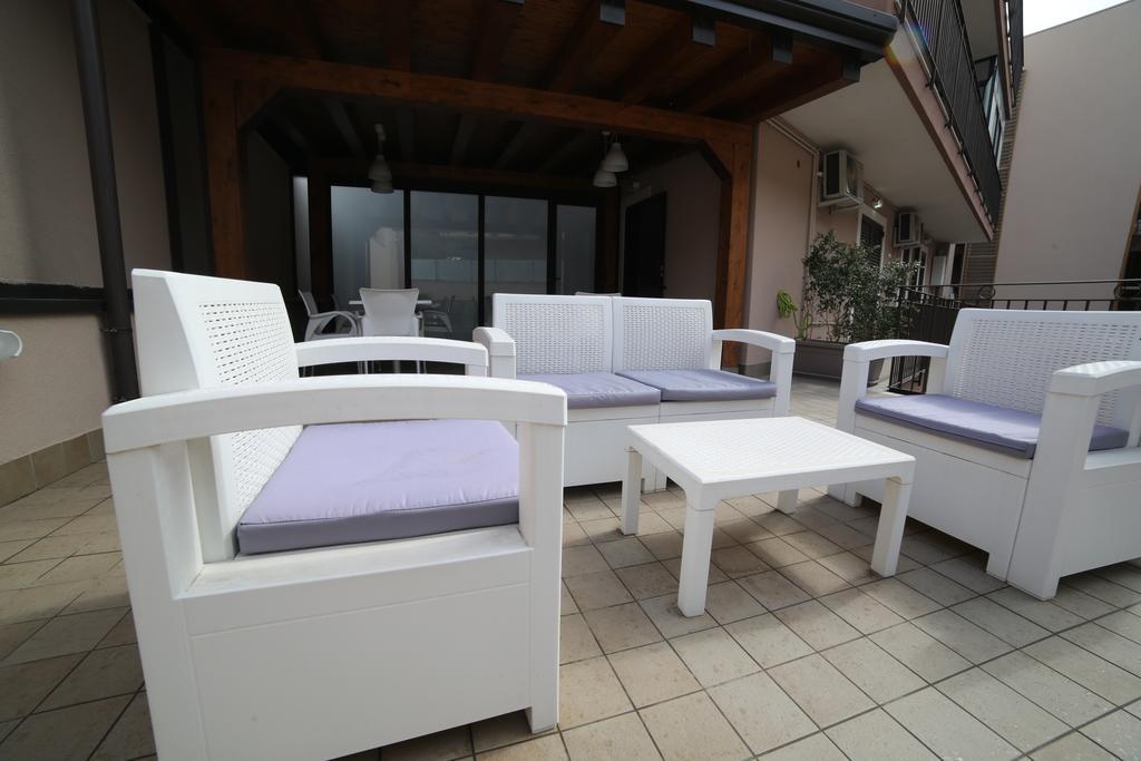 B&B Ciclopi Aci Castello Luaran gambar