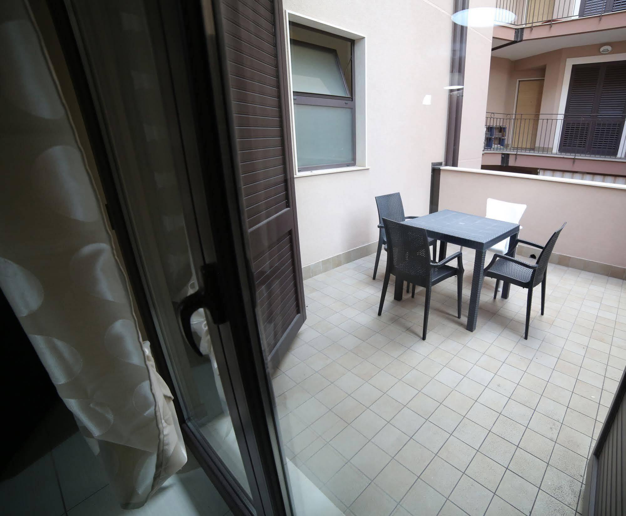 B&B Ciclopi Aci Castello Luaran gambar